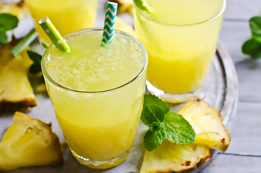 Zumo de piña, limón y menta